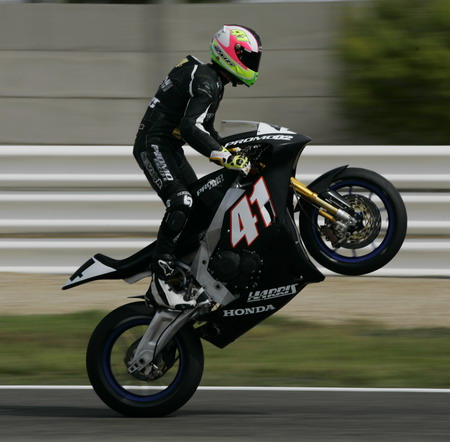 Spectacular wheelie of Aleix Espargaró.